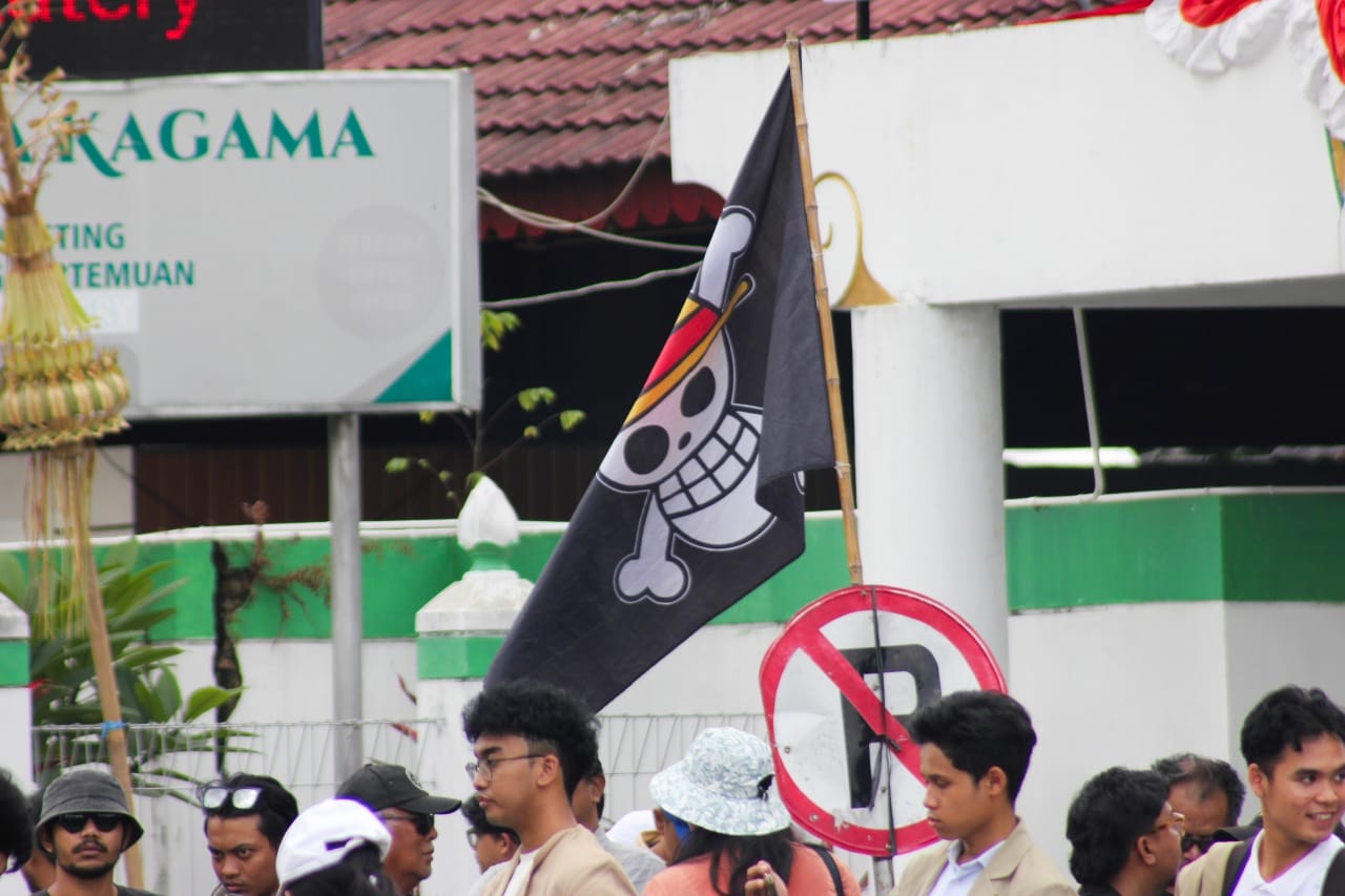 One Piece flag at protests in Yogyakarta (Credit: Wisnu Yudha)