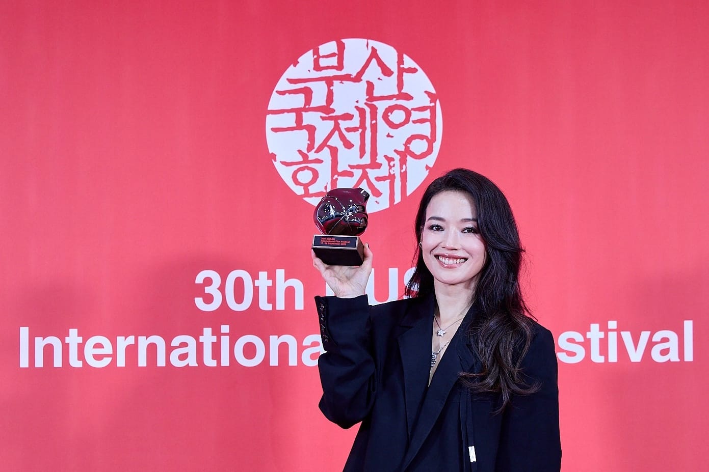 Shu Qi holds aloft the Busan Best Director Award